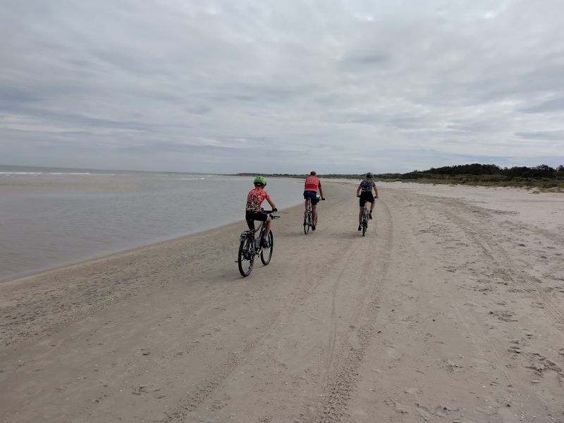 Hirtshals fietsen over strand de Kleine Spaak