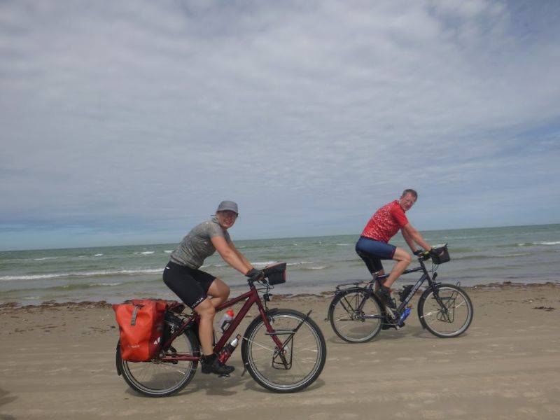 Hirtshals fietsen papa en mama over strand de Kleine Spaak