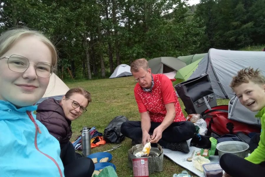 IJsland 2022 EI Bakken ontbijt op camping Egilsstadir De Kleine Spaak