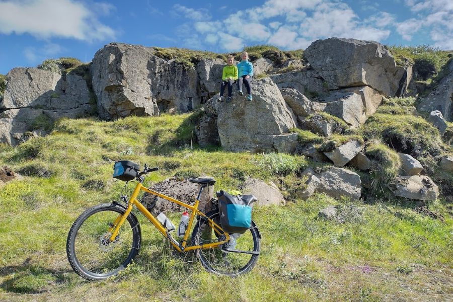 IJsland 2022 Kona Dew Plus en Kinderen op een steen De Kleine Spaak