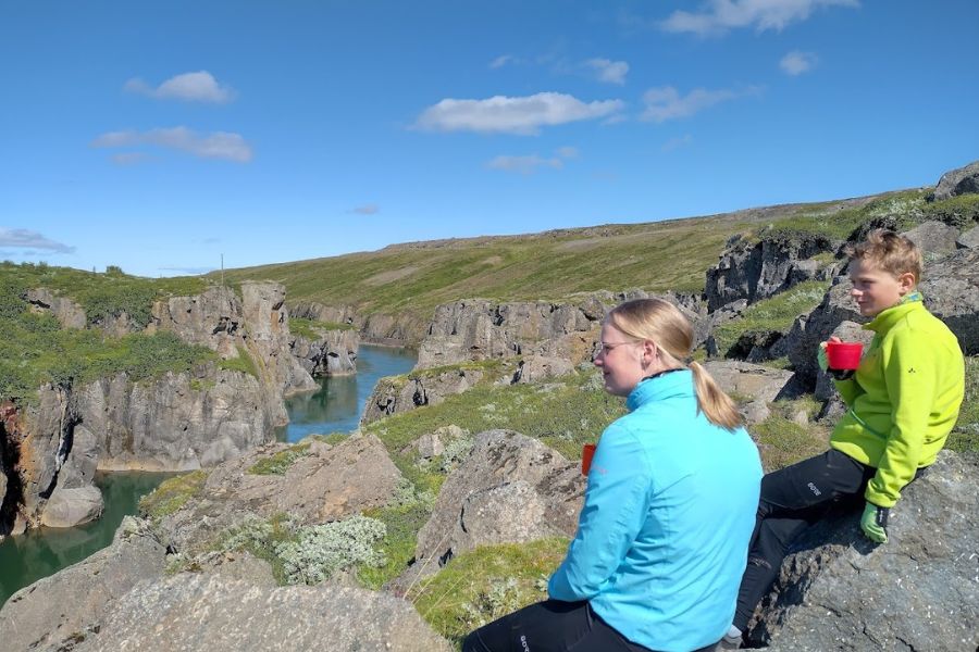 IJsland 2022 Kona Kopje thee bij de Jokulsa kloof kinderen De Kleine Spaak