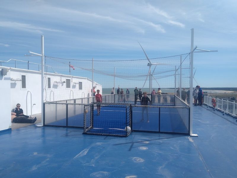 IJsland 2022 Voetbal kooi op de boot de Kleine Spaak
