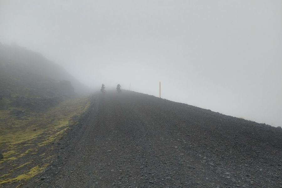 IJsland 2022 fietsen door de mist De Kleine Spaak