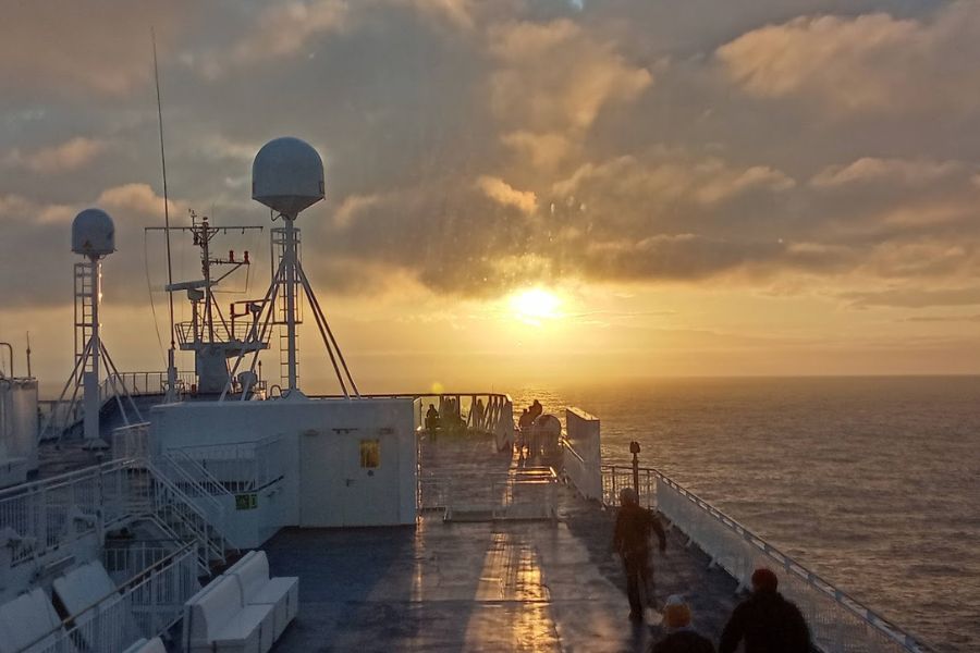 IJsland 2022 ms norrona de zon gaat onder De Kleine Spaak