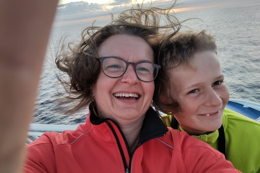 IJsland 2022 ms norrona selfie op de boot De Kleine Spaak