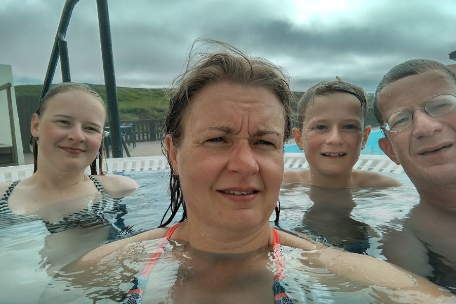 IJsland 2022 selfie in zwembad Selardalslaug De Kleine Spaak