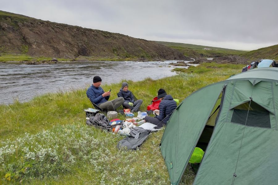 IJsland 2022 vrij kamperen langs de rivier eten koken De Kleine Spaak