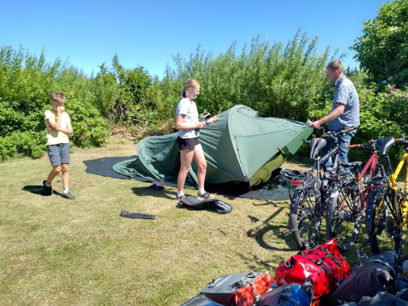 Tent op zetten kjul strand camping de Kleine Spaak