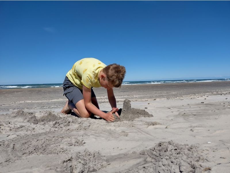 spelen op strand hirtshals de Kleine Spaak