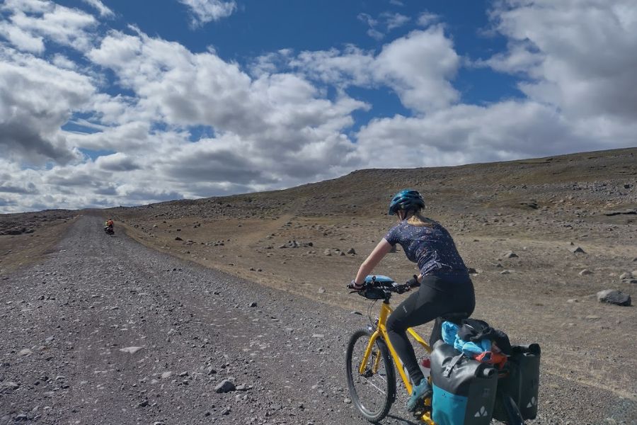 18 juli IJsland gravel weg grote stenen deKleineSpaak