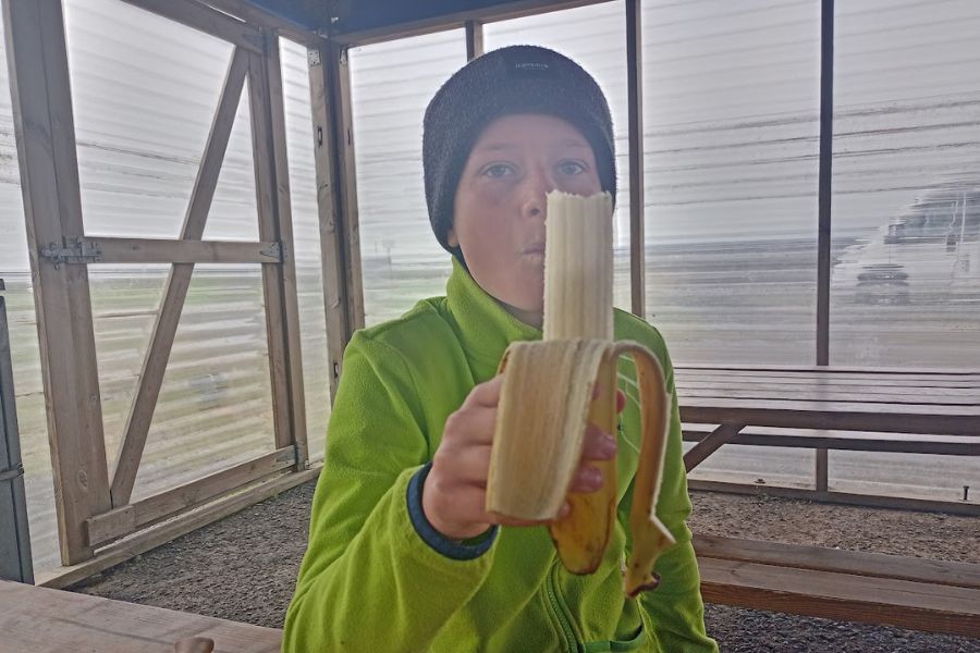 21 juli IJsland 2022 Pepijn banaan camping DeKleineSpaak