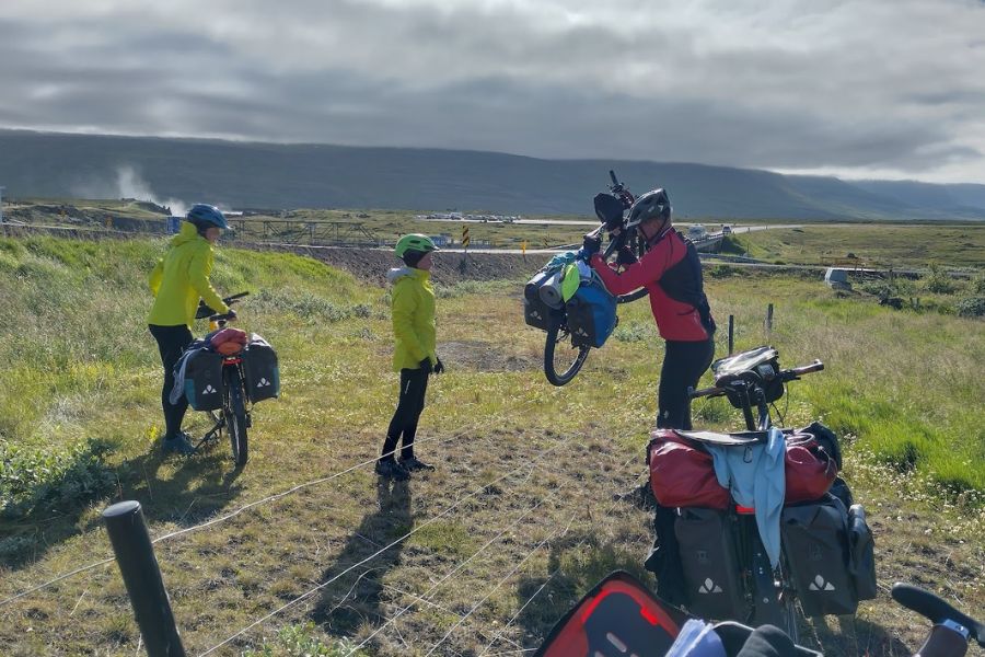 22 juli IJsland 2022 godafoss fietsen over het hek DeKleineSpaak