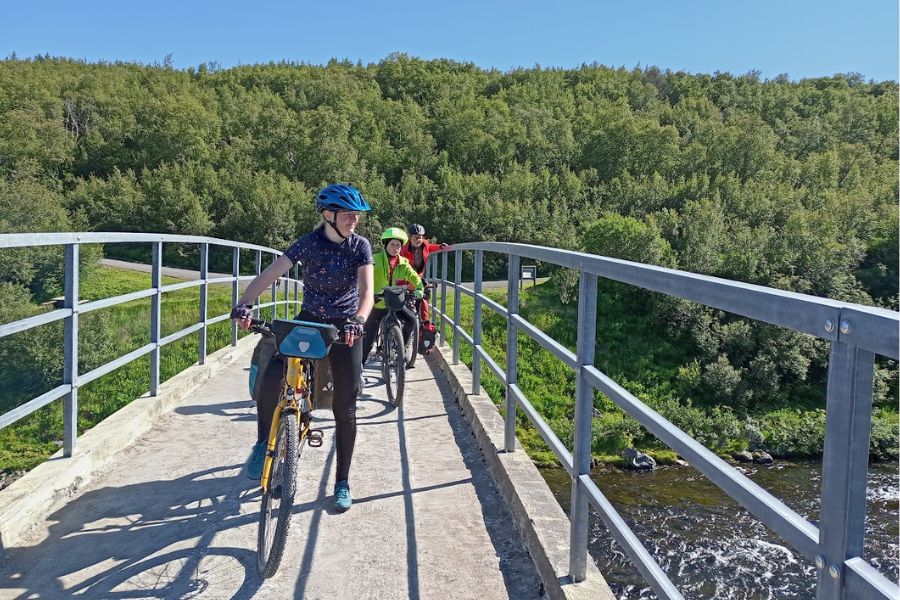 23 juli IJsland 2022 voetgangers brug DeKleineSpaak