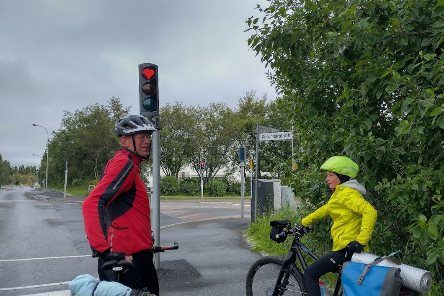 24 juli IJsland 2022 Akureyri naar de bus hartje stoplicht DeKleineSpaak 24 juli IJsland 2022 Akureyri naar de bus hartje stoplicht DeKleineSpaak