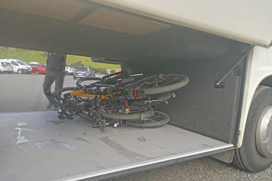 1 augustus IJsland 2022 Bikes in the bus deKleineSpaak