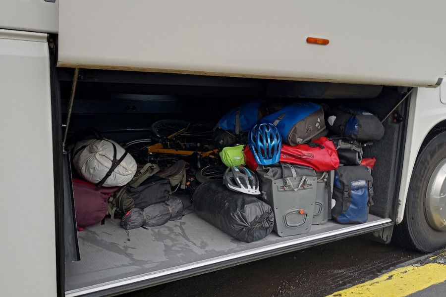 1 augustus IJsland 2022 Fietsen onder in de bus Reykjavik Excursions