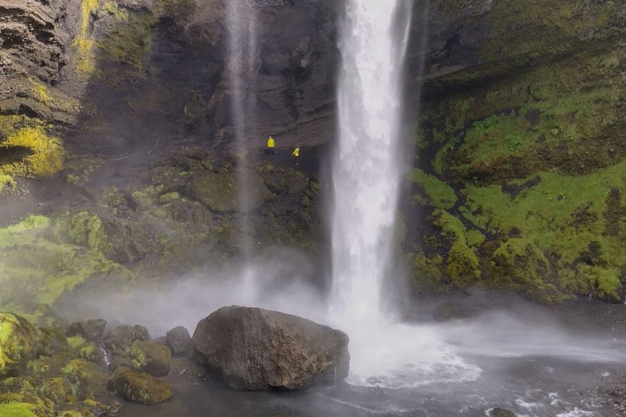 1 augustus IJsland 2022 Kvernufoss achter de waterval 1 deKleineSpaak