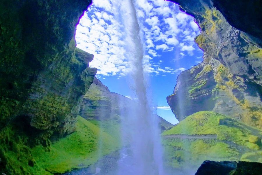 1 augustus IJsland 2022 Kvernufoss achter de waterval deKleineSpaak