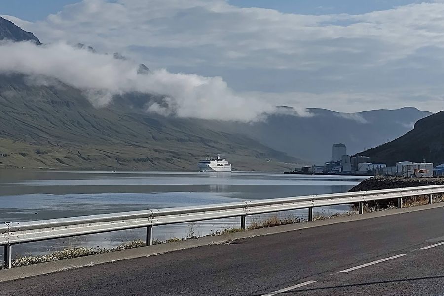 10 augustus IJsland 2022 Sydisfjordure MS Norrona komt aan deKleineSpaak