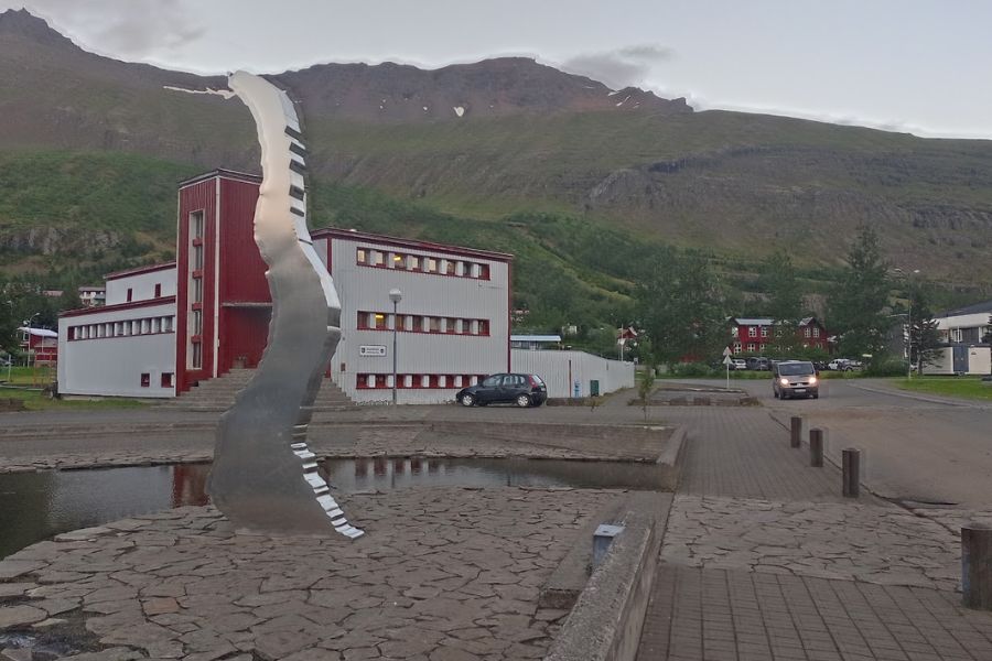 10 augustus IJsland 2022 Sydisfjordure Zwembad en beeld van fjord deKleineSpaak