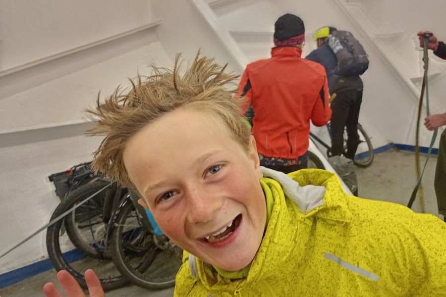 10 augustus IJsland 2022 Sydisfjordure fietsen vast zetten op de MS Norrona deKleineSpaak