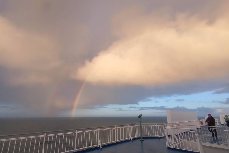 12 augustus IJsland 2022 Regenboog MS Norrona deKleineSpaak