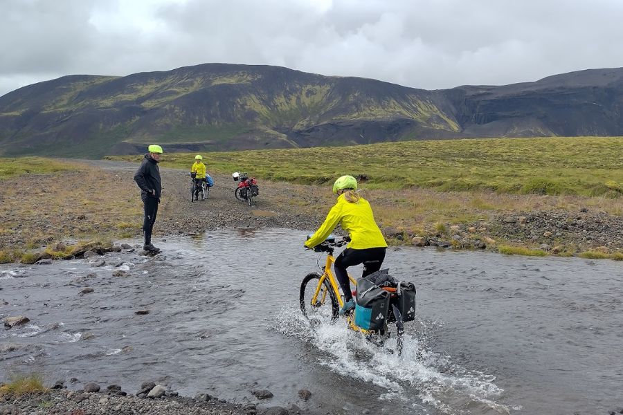 28 juli IJsland 2022 fietsen door de rivier DeKleineSpaak 28 juli IJsland 2022 fietsen door de rivier DeKleineSpaak