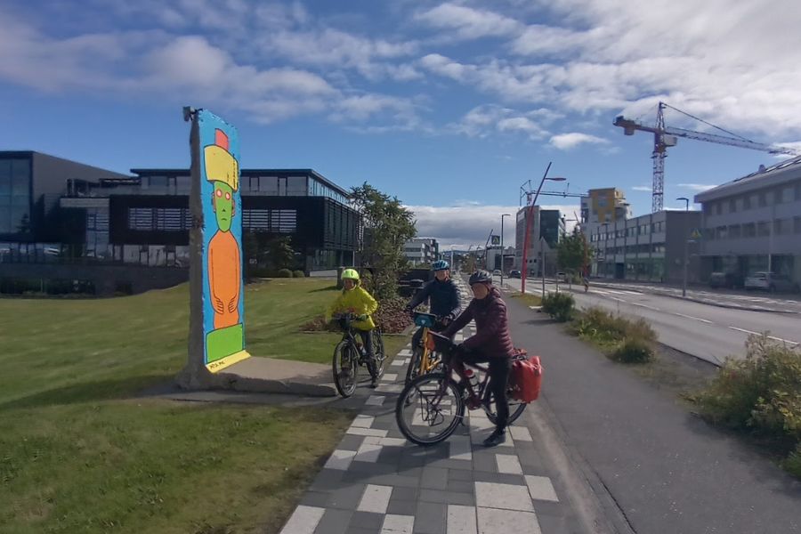 30 +31 juli IJsland 2022 Berlin wall in Reykjavik DeKleineSpaak 30 31 juli IJsland 2022 Berlin wall in Reykjavik DeKleineSpaak