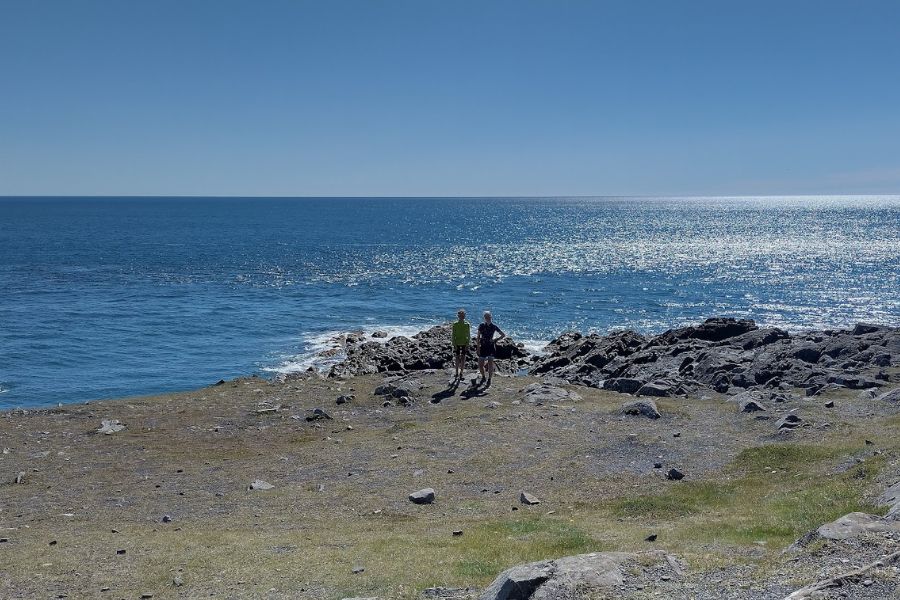 5 augustus IJsland 2022 Marit Pepijn bij de zee deKleineSpaak