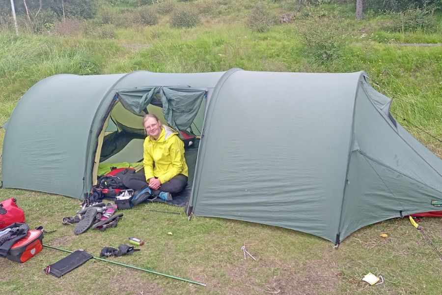 8 augustus IJsland 2022 Camping Egilsstadir marit bij de tent deKleineSpaak
