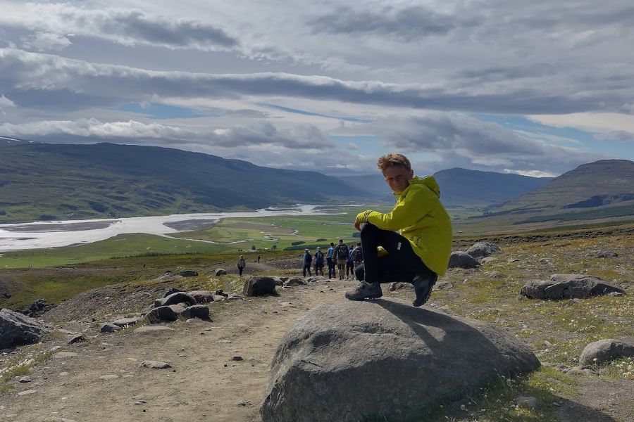 8 augustus IJsland 2022 Pepijn op steen deKleineSpaak