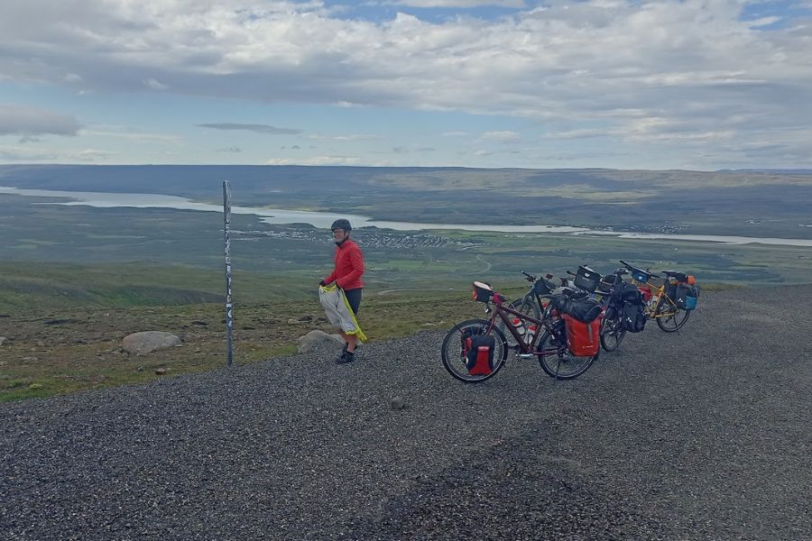 9 augustus IJsland 2022 Weg 93 Egilsstadir Sydisfjordure koud jas aan deKleineSpaak